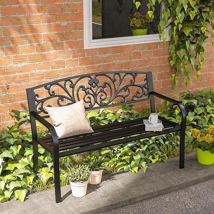 Furnicato Gartenbank pulverbeschichtet - B x T x H: 60 x 127 x 87 cm, Metall, Schwarz - Schwarze Metallgartenbank mit dekorativer Rückenlehne, draußen mit Kissen, Büchern und Tasse.