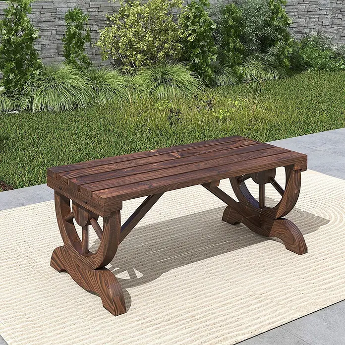Outsunny Gartenbank - Tannenholz, Braun - Dunkle Holzgartenbank mit markanten Wagenradbeinen auf einem strukturierten Outdoor-Teppich.