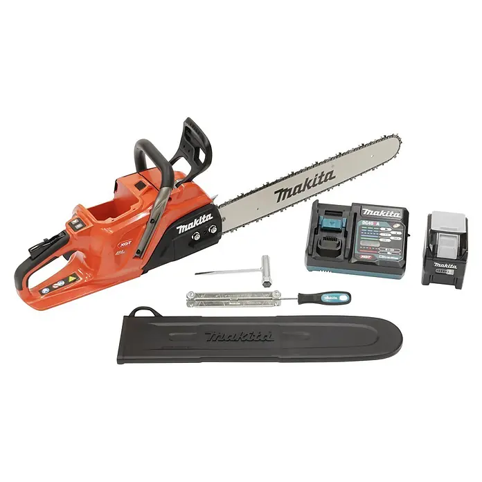 Makita Akku-Kettensäge UC030GE103 - 40 V, Li-Ionen, 1 Akku, Schwertlänge: 50 cm - Makita XGT Akku-Kettensägen-Set mit orangefarbener Kettensäge, Akku, Ladegerät, Schwertschutz und Werkzeugen.
