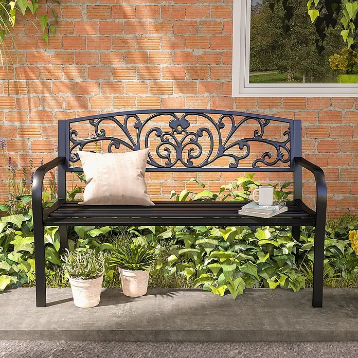 Furnicato Gartenbank pulverbeschichtet - B x T x H: 60 x 127 x 87 cm, Metall, Schwarz - Schwarze Gartenbank aus Metall mit Zierelementen, Kissen, Büchern und Tasse auf einer Terrasse.