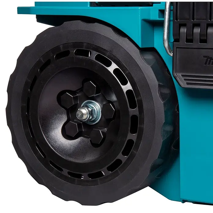 Makita Werkzeugkasten Maktrak Trolley L - Kunststoff, L x B x H: 101,1 x 56,5 x 29,5 cm - Nahaufnahme eines schwarzen Kunststoffrads mit silberner Achse und Mutter, befestigt an einem türkisfarbenen Werkzeugkoffer.