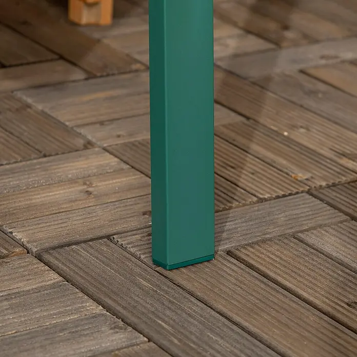Outsunny Gartenbank - B x T x H: 63 x 63 x 83 cm, Stahl, Dunkelgrün - Nahaufnahme eines grünen rechteckigen Beins auf verwitterten Holzfliesen.