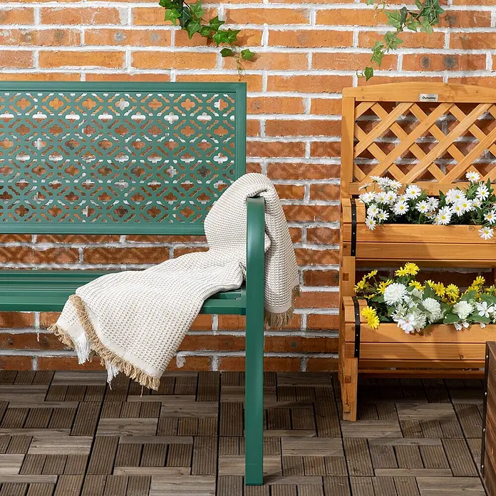 Outsunny Gartenbank - B x T x H: 63 x 63 x 83 cm, Stahl, Dunkelgrün - Grüne Metallgartenbank mit Decke und Holzpflanzkasten mit Blumen vor einer Ziegelwand.