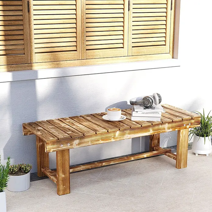 Outsunny Gartenbank - B x T x H: 38 x 38 x 35 cm, Tannenholz, Verkohlt - Braune Holzbank mit Lamellen auf einer Terrasse, mit Kaffeetasse, Büchern und Kopfhörern, dazu Topfpflanzen.