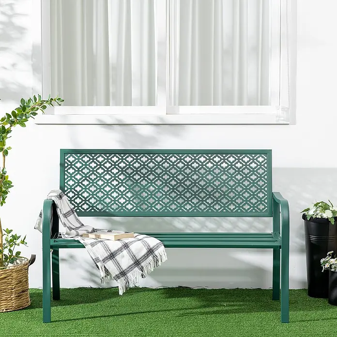Outsunny Gartenbank - B x T x H: 63 x 63 x 83 cm, Stahl, Dunkelgrün - Eine grüne Metallgartenbank mit dekorativ gemusterter Rückenlehne, darauf eine karierte Decke und ein Buch.