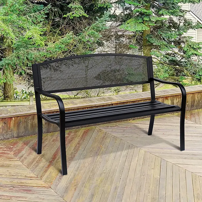 Furnicato Gartenbank pulverbeschichtet - B x T x H: 60 x 127 x 87 cm, Legierter Stahl, Schwarz - Schwarze Metall-Gartenbank mit perforierter Rückenlehne und Lattenrost auf einer Holzterrasse.