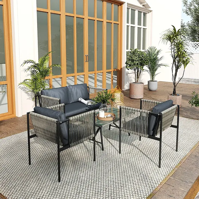 Outsunny Loungemöbel-Set - 4 -tlg., Stahl, PE-Rattan, Polyester, gehärtetes Glas, Schaumstoff, Sitzkissen, Grau - Outdoor-Loungeset mit dunkelgrauen Kissen, schwarzen Gestellen und geflochtenen Seildetails auf einem Teppich.