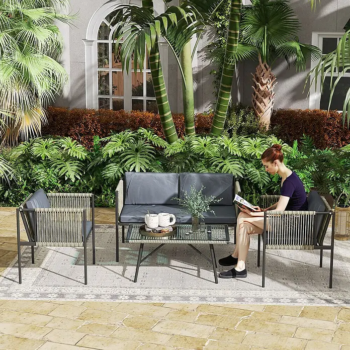 Outsunny Loungemöbel-Set - 4 -tlg., Stahl, PE-Rattan, Polyester, gehärtetes Glas, Schaumstoff, Sitzkissen, Grau - Outdoor-Seilsitzgruppe mit dunkelgrauen Kissen und schwarzen Metallrahmen, dazu ein Glastisch, in einem üppigen Garten.