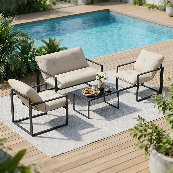 Outsunny Loungemöbel-Set - 4 -tlg., Stahl, Polyester, Schaumstoff, Sitzkissen, Grau+Beige - Outdoor-Sitzgruppe aus schwarzem Metall mit beigen Kissen, bestehend aus Sofa, zwei Sesseln und einem schwarzen Couchtisch, auf einem hellen Teppich am Pool.