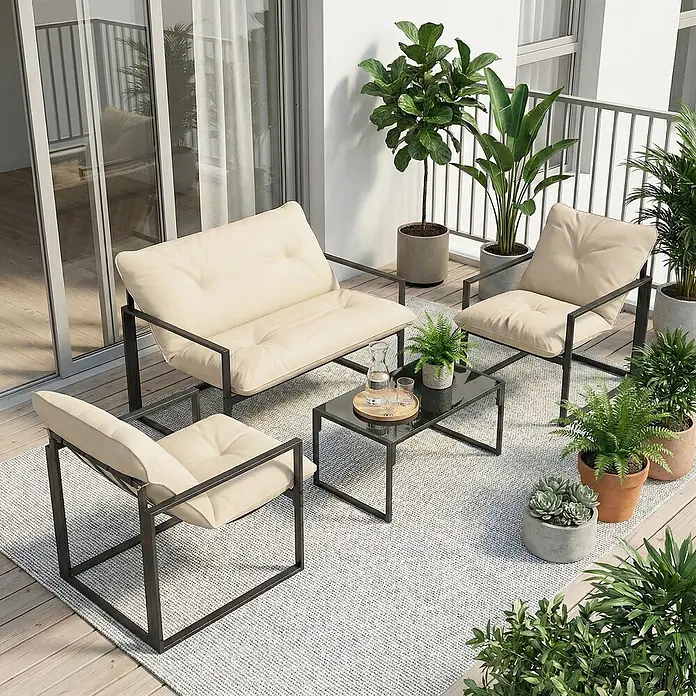 Outsunny Loungemöbel-Set - 4 -tlg., Stahl, Polyester, Schaumstoff, Sitzkissen, Grau+Beige - Outdoor-Sitzgruppe mit beigefarbenen Polstermöbeln, dunklen Metallrahmen und Glastisch auf einem Balkon.