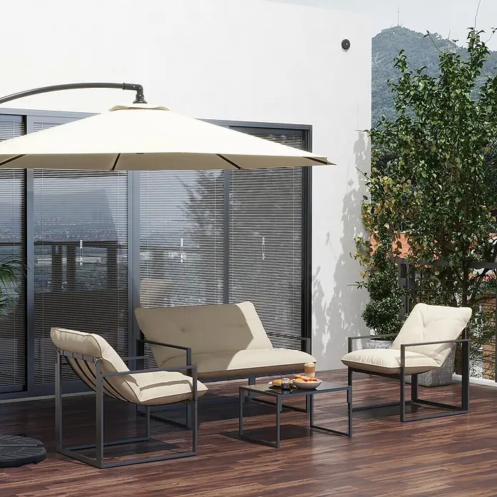 Outsunny Loungemöbel-Set - 4 -tlg., Stahl, Polyester, Schaumstoff, Sitzkissen, Grau+Beige - Gartenmöbel-Set: Sessel, Sofa, Couchtisch mit dunklem Metallrahmen, hellen Polstern und cremefarbenem Sonnenschirm auf einem Balkon.