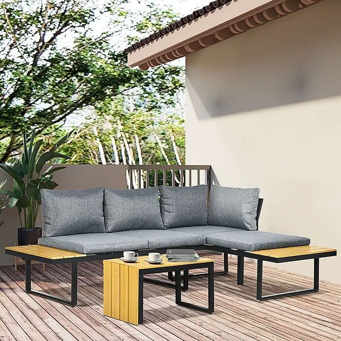 Outsunny Loungemöbel-Set - 3 -tlg., Aluminium, PS, Polyester, Sitzkissen, Hellgrau - Outdoor-Sektionssofa mit grauen Kissen, Holzdetails und schwarzem Metallgestell auf einer Terrasse, mit passendem Couchtisch.
