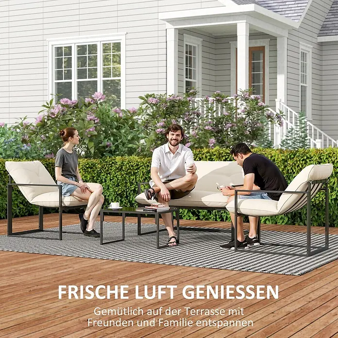Outsunny Loungemöbel-Set - 4 -tlg., Stahl, Polyester, Schaumstoff, Sitzkissen, Grau+Beige - Eine Outdoor-Lounge-Sitzgruppe mit Sofa, zwei Stühlen und zwei Tischen, schwarze Metallrahmen und cremefarbene Kissen. Drei Personen entspannen im Freien.
