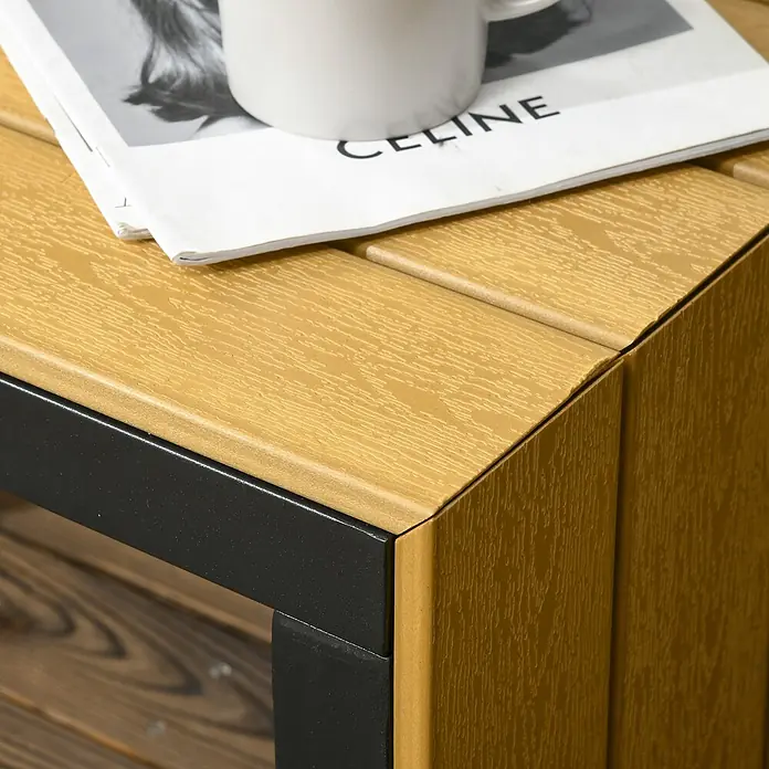 Outsunny Loungemöbel-Set - 3 -tlg., Aluminium, PS, Polyester, Sitzkissen, Hellgrau - Eine goldbraune Tischplatte mit Holzmaserung und dunkelgrauem Metallgestell, auf der eine Zeitschrift und eine weiße Tasse stehen.