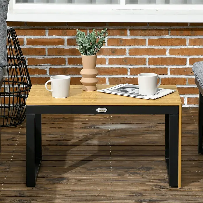 Outsunny Loungemöbel-Set - 3 -tlg., Aluminium, PS, Polyester, Sitzkissen, Hellgrau - Rechteckiger Couchtisch mit heller Holzplatte und schwarzem Metallrahmen, geschmückt mit Tassen und einer Pflanze.