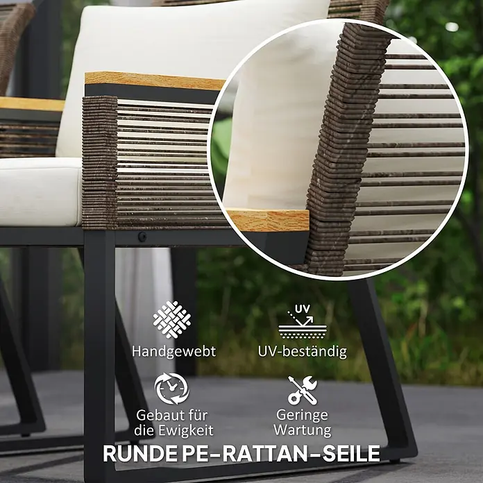 Outsunny Loungemöbel-Set - 4 -tlg., Stahl, PE-Rattan, Polyester, Hartglas, Polystyrol, Sitzkissen, Grau - Nahaufnahme eines braunen PE-Rattan Gartenstuhls mit weißen Kissen, Holzarmlehnen und Metallgestell im Garten.