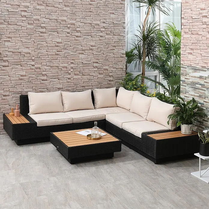 Outsunny Loungemöbel-Set - 4 -tlg., Polyrattan, Stahl, Polyester, Sitzkissen, Schwarz - Schwarzes Rattan-L-förmiges Gartensofa-Set mit cremefarbenen Kissen und Holztischplatten, inklusive passendem Couchtisch, auf einer Terrasse.