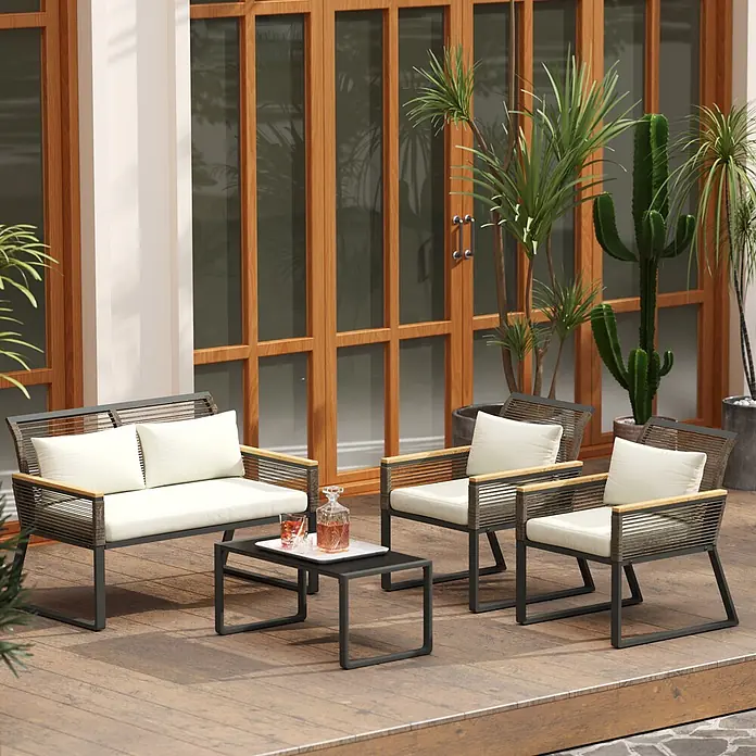 Outsunny Loungemöbel-Set - 4 -tlg., Stahl, PE-Rattan, Polyester, Hartglas, Polystyrol, Sitzkissen, Grau - Moderne dunkelgraue Terrassenmöbelgarnitur mit geflochtenen Akzenten, Holzarmlehnen und cremefarbenen Kissen auf Holzterrasse.
