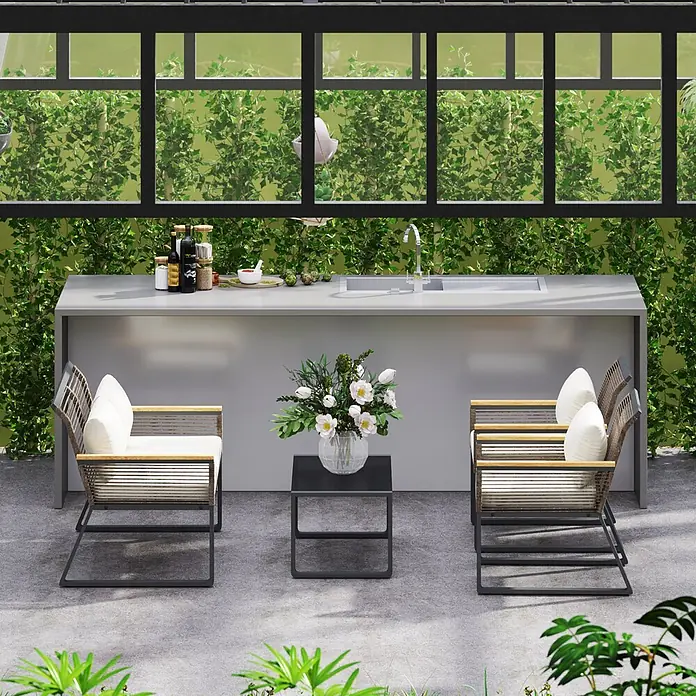 Outsunny Loungemöbel-Set - 4 -tlg., Stahl, PE-Rattan, Polyester, Hartglas, Polystyrol, Sitzkissen, Grau - Moderne Outdoor-Küche mit grauer Theke und Spüle, umgeben von zwei geflochtenen Sesseln und einem kleinen Tisch.