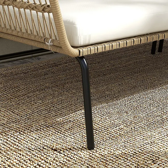 Outsunny Loungemöbel-Set - 3 -tlg., Metall, PE-Rattan, Polyester, Sitzkissen, Cremeweiß - Nahaufnahme von beigefarbenen Rattan-Gartenmöbeln mit weißem Kissen und schwarzem Bein auf einem strukturierten Teppich.