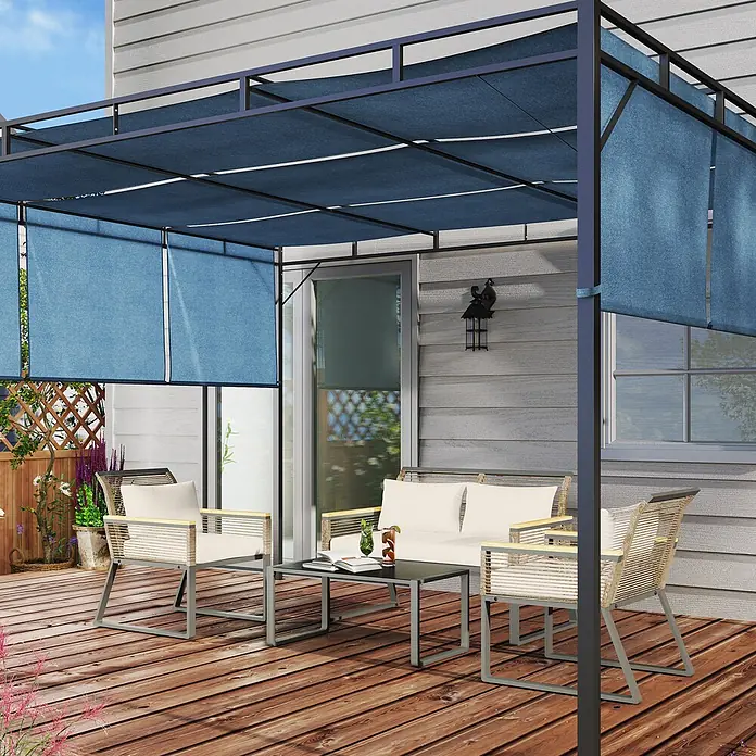 Outsunny Loungemöbel-Set - 4 -tlg., Stahl, PE-Rattan, Polyester, Hartglas, Polystyrol, Sitzkissen, Grau - Blaue Stoffpergola mit schwarzem Metallrahmen, die Sitzgelegenheiten im Freien auf einer Holzterrasse beschattet.