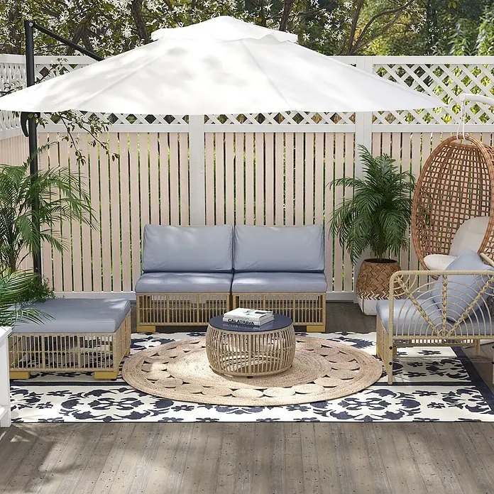Outsunny Loungemöbel-Set - 5 -tlg., Stahl, PE-Rattan, Polyester, Sitzkissen, Beige+Grau - Rattansofa, Sessel, Hocker, Couchtisch mit hellblauen Kissen, Hängesessel und weißer Sonnenschirm auf Holzterrasse.