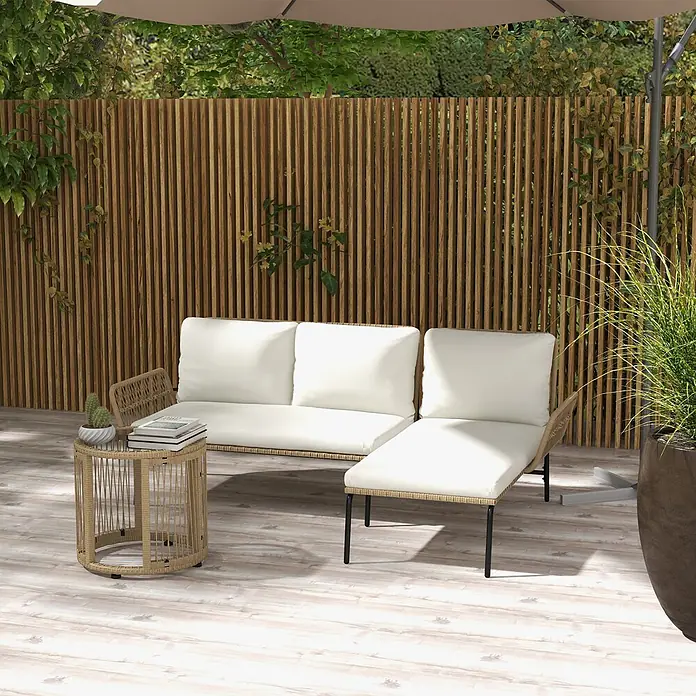 Outsunny Loungemöbel-Set - 3 -tlg., Metall, PE-Rattan, Polyester, Sitzkissen, Cremeweiß - Eine beige geflochtene Outdoor-Lounge-Sitzgruppe mit weißen Kissen auf einer hellen Holzterrasse, bestehend aus einem Zweisitzer und einer Chaiselongue.