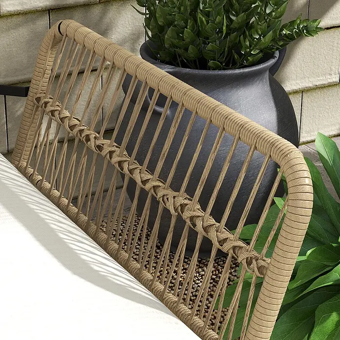 Outsunny Loungemöbel-Set - 3 -tlg., Metall, PE-Rattan, Polyester, Sitzkissen, Cremeweiß - Nahaufnahme eines geflochtenen Rattanstuhls mit weißem Kissen, der Textur und Muster in einer Außeneinstellung zeigt.