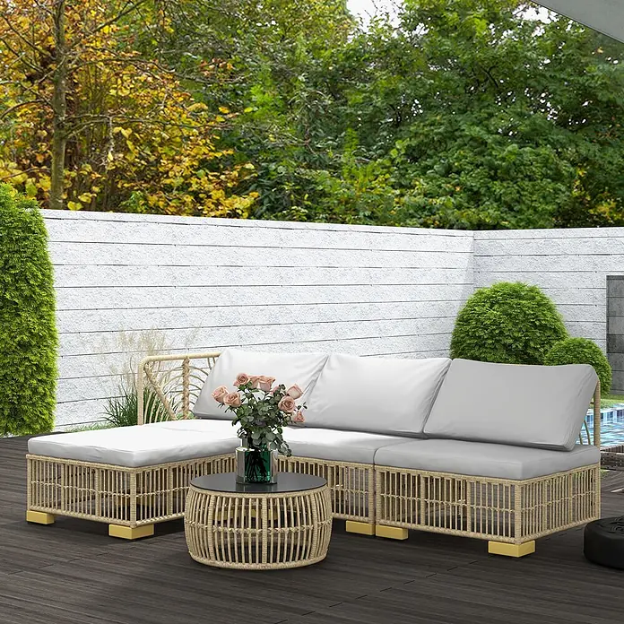 Outsunny Loungemöbel-Set - 5 -tlg., Stahl, PE-Rattan, Polyester, Sitzkissen, Beige+Grau - Rattan-Garten-Ecksofa mit hellen Kissen und passendem Couchtisch auf einer Terrasse.