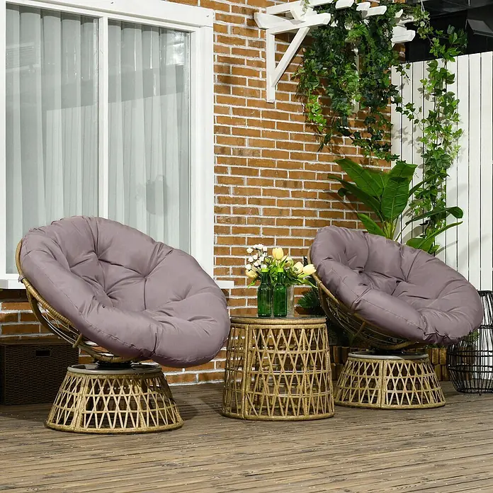 Outsunny Loungemöbel-Set mit Tisch - 3 -tlg., PE Rattan, Stahl, Polyester, 360° Drehbare Stühle, Kaffee - Zwei Rattan-Papasan-Sessel mit grauen Kissen und passendem Beistelltisch auf einer Holzterrasse.
