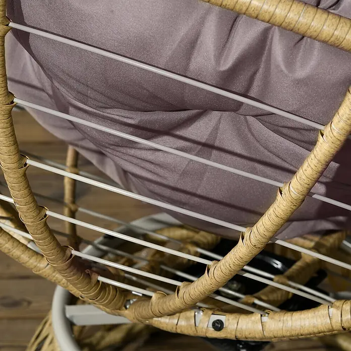 Outsunny Loungemöbel-Set mit Tisch - 3 -tlg., PE Rattan, Stahl, Polyester, 360° Drehbare Stühle, Kaffee - Nahaufnahme eines Stuhls mit geflochtenem hellbraunem Gestell, weißen Metallstützen und einem lavendelfarbenen Stoffkissen.