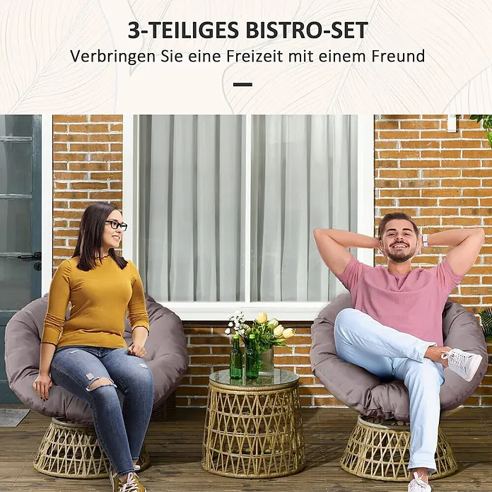 Outsunny Loungemöbel-Set mit Tisch - 3 -tlg., PE Rattan, Stahl, Polyester, 360° Drehbare Stühle, Kaffee - 3-teiliges Bistro-Set mit zwei runden Stühlen und Glastisch, mit Rattan-Optik-Gestellen, von zwei Personen auf einer Terrasse genutzt.