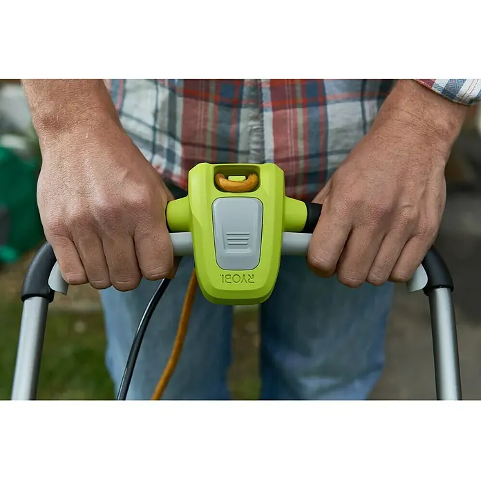Ryobi Elektro-Rasenmäher RLM13E33S - 1.300 W, Schnittbreite: 33 cm - Eine Nahaufnahme der Hände, die einen Ryobi Rasenmäher mit grünem Bedienfeld und grauem Griff halten.