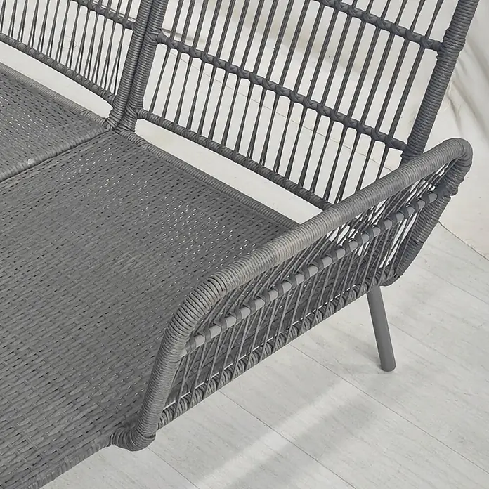 Outsunny Loungemöbel-Set - 4 -tlg., PE-Rattan, Polyester, Stahlrahmen, Sitzkissen, Hellgrau - Graues Outdoor-Sofa aus geflochtenem Rattan-Stil mit strukturierter Oberfläche, Rückenlehne und Armlehne.