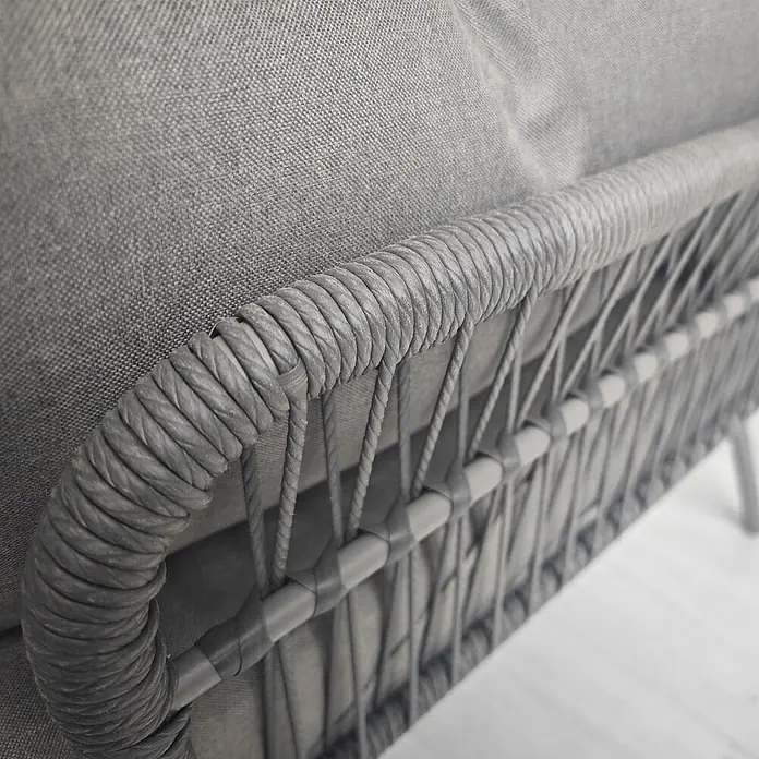 Outsunny Loungemöbel-Set - 4 -tlg., PE-Rattan, Polyester, Stahlrahmen, Sitzkissen, Hellgrau - Nahaufnahme eines grauen Outdoor-Sofas mit grauen Stoffkissen und geflochtener Kunststoff-Rattan-Armlehne.