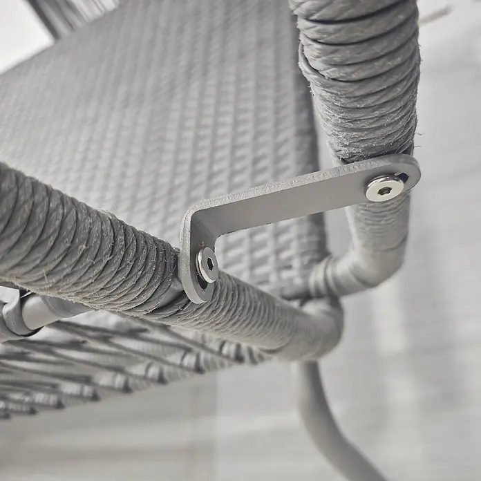 Outsunny Loungemöbel-Set - 4 -tlg., PE-Rattan, Polyester, Stahlrahmen, Sitzkissen, Hellgrau - Graues Seilgeflecht-Möbeldetail mit Metallhalterung und Inbusschraube.