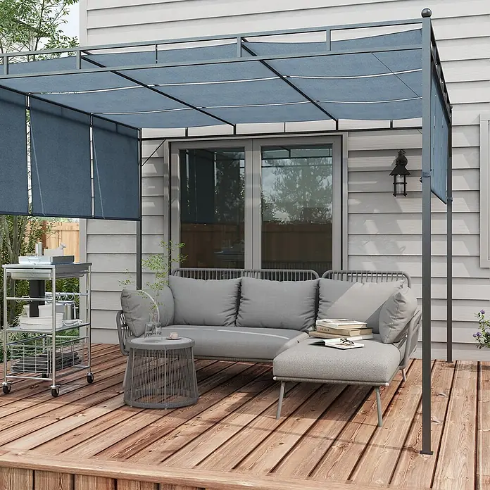 Outsunny Loungemöbel-Set - 4 -tlg., PE-Rattan, Polyester, Stahlrahmen, Sitzkissen, Hellgrau - Pergola mit blauem ausziehbarem Dach und Seitenrollos, die ein graues Outdoor-Ecksofa auf einer Holzterrasse beschattet.