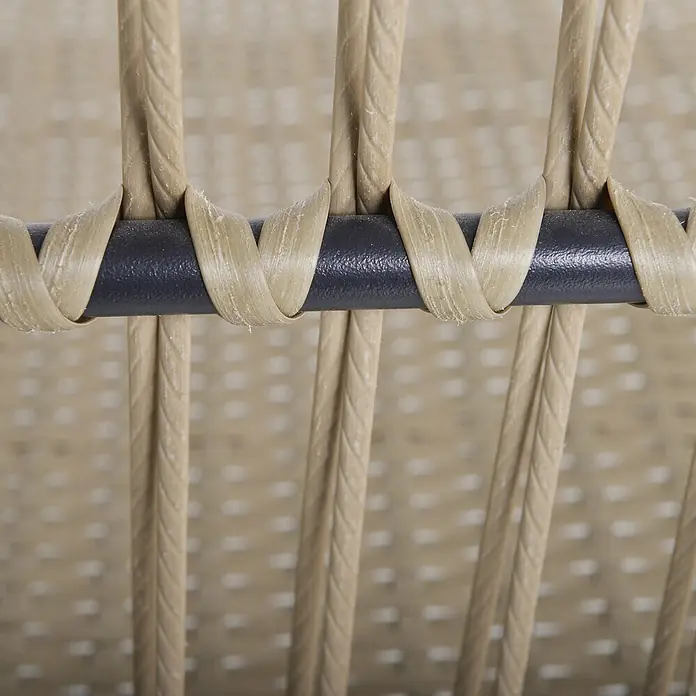Outsunny Loungemöbel-Set - 3 -tlg., PE-Rattan, Polyester-Gewebe, Stahlrahmen, Sitzkissen, Kaffee+Creme - Nahaufnahme von hellbeigem, texturiertem Flechtmaterial, das um eine dunkelgraue Stange gewickelt ist.