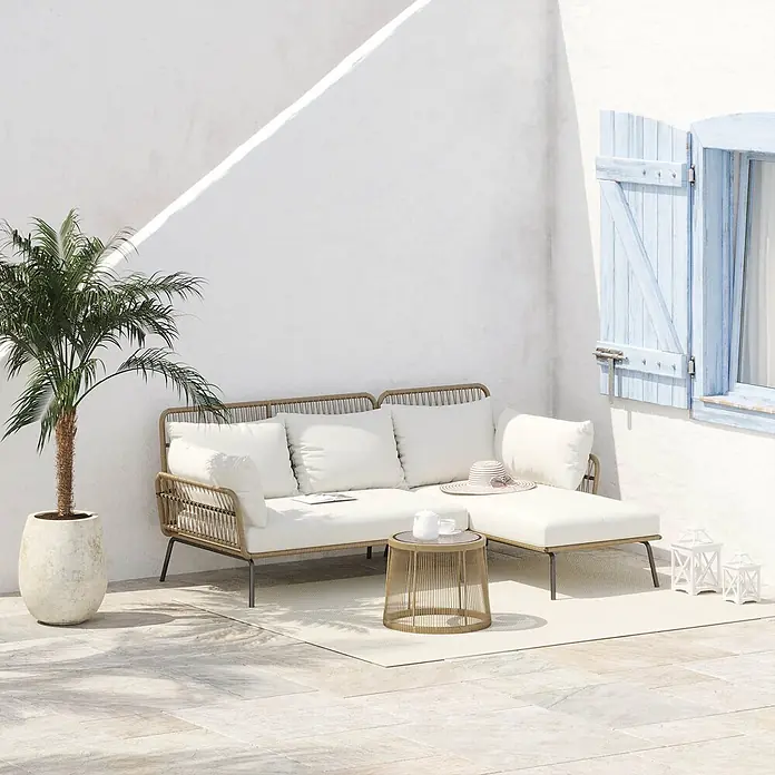 Outsunny Loungemöbel-Set - 3 -tlg., PE-Rattan, Polyester-Gewebe, Stahlrahmen, Sitzkissen, Kaffee+Creme - Outdoor-Ecksofa mit geflochtenem Gestell und weißen Kissen, mit einer Récamiere, auf einer sonnenbeschienenen Terrasse mit Beistelltisch und Palme.