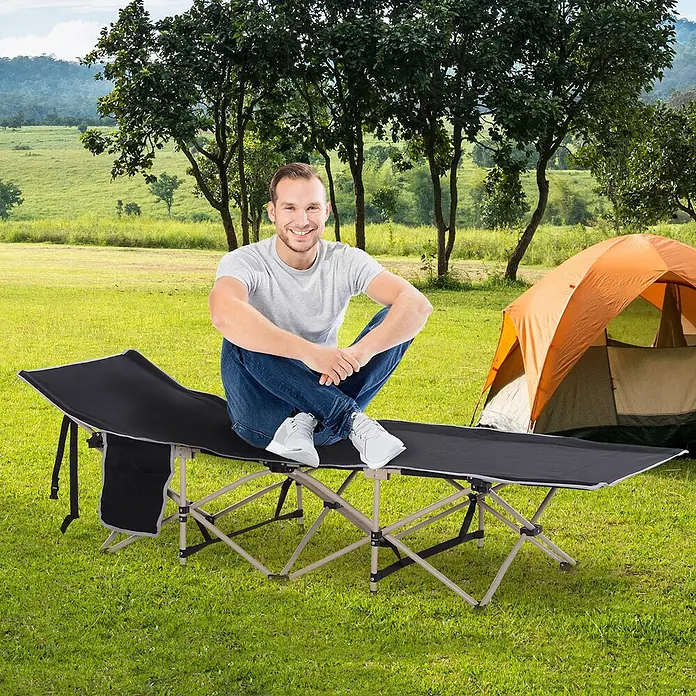 Outsunny Campingliege - 1 Stk., Schwarz, Kunststoff, Klappbar - Schwarzes Feldbett mit beigem Gestell, von einem Mann in einer entspannten Campingszene mit Zelt genutzt.