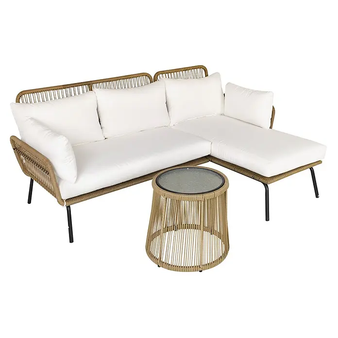 Outsunny Loungemöbel-Set - 3 -tlg., PE-Rattan, Polyester-Gewebe, Stahlrahmen, Sitzkissen, Kaffee+Creme - L-förmiges Outdoor-Sofa mit braunem Geflechtrahmen, weißen Kissen, schwarzen Beinen und passendem runden Beistelltisch mit Glasplatte.