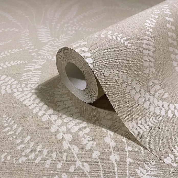Marburg Vliestapete Novamur Oriana Floral - Grau-Beige, Floral, 10,05 x 0,53 m - Texturierte beige Tapetenrolle mit weißem botanischem Muster, teilweise abgerollt.