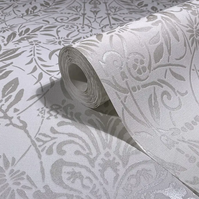 Marburg Vliestapete Novamur Oriana Floral I - Weiß, Floral, 10,05 x 0,53 m - Rolle weißer Tapete mit subtilem, glänzendem hellgrauem Blumen- und Blattmuster. Die Textur ist sichtbar.