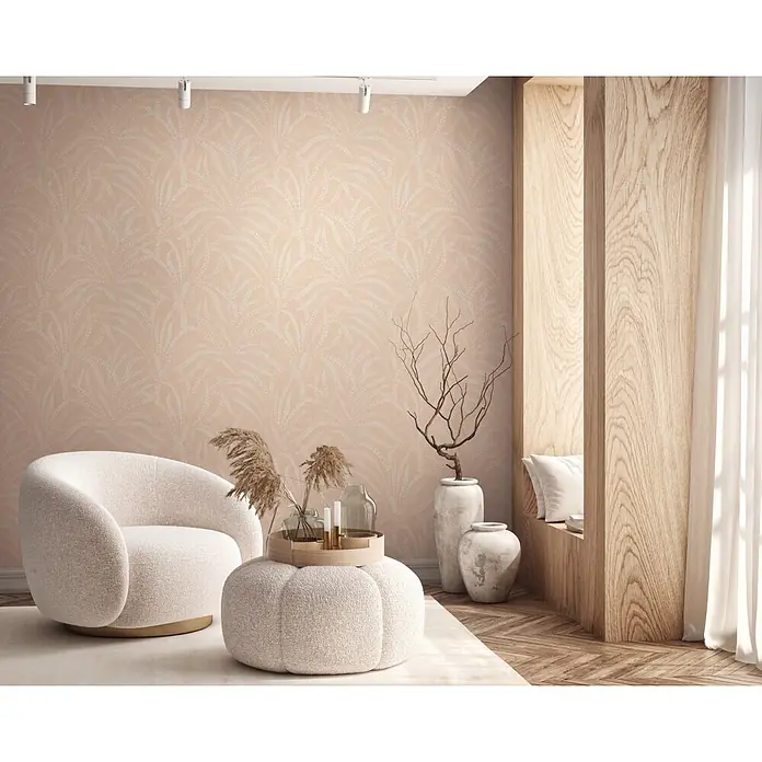 Marburg Vliestapete Novamur Oriana Floral - Orange, Floral, 10,05 x 0,53 m - Cremefarbener Bouclé-Sessel und passender Pouf in einem modernen Wohnzimmer mit gemusterter Tapete und Holzdetails.