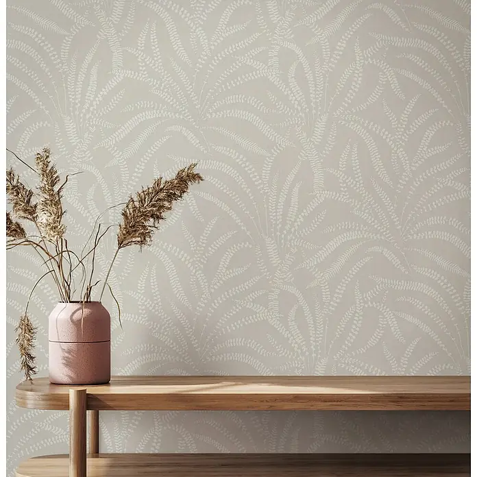 Marburg Vliestapete Novamur Oriana Floral - Grau-Beige, Floral, 10,05 x 0,53 m - Strukturierte rosa Vase mit getrocknetem Pampasgras auf einem Holzregal.