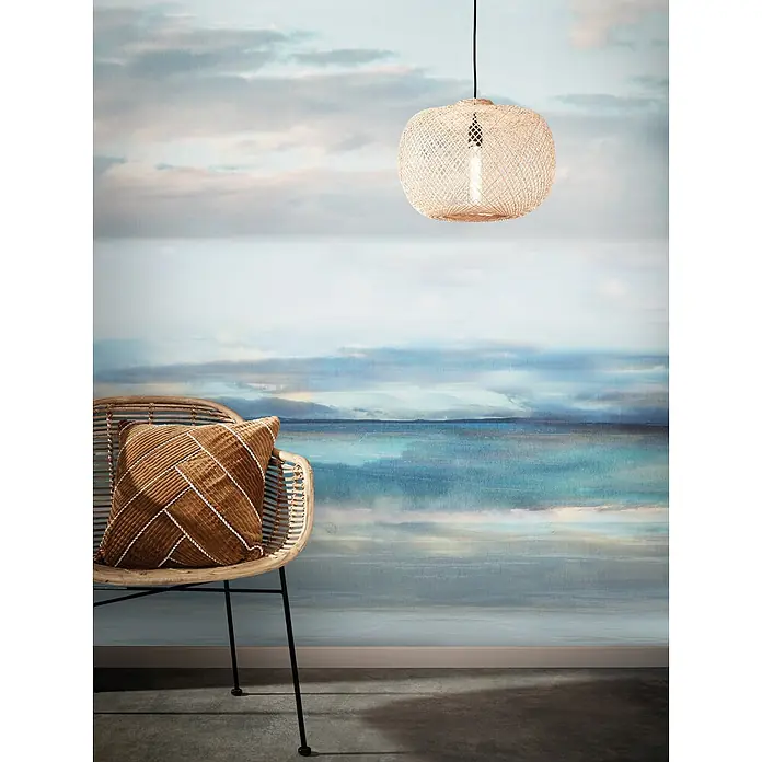 Marburg Smart Art Easy Fototapete Illustration I - B x H: 212 x 270 cm, Vlies - Ein Rattan-Sessel mit braunem Kordkissen und eine passende Rattan-Pendelleuchte mit Glühbirne, vor einer abstrakten blau-weißen Wandmalerei.