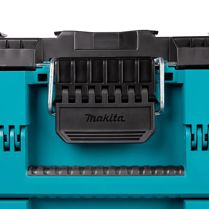 Makita Werkzeugkasten Maktrak XL - Kunststoff, L x B x H: 56,5 x 39,4 x 40,2 cm - Nahaufnahme einer türkisfarbenen Makita Werkzeugkiste mit schwarzem Kunststoffgriff und Metallverschluss.