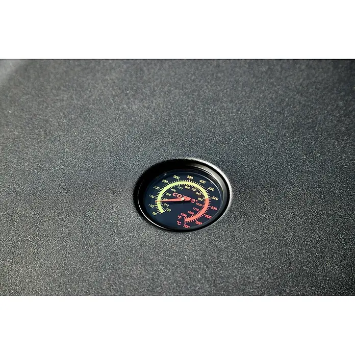 Cozze Pizzaofen Black Edition 13" mit drehbarem Pizzastein - Durchmesser Grillfläche: 34,5 cm, 6 kW - Analoges Grillthermometer mit schwarzem Zifferblatt, roten und grünen Temperaturanzeigen in Fahrenheit und Celsius, niedrige Temperatur anzeigend.