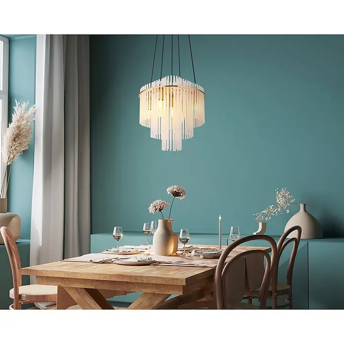 Globo Pendelleuchte Gorley - 40 W, Ø x H: 40 x 120 cm, E14 - Ein gestufter Kronleuchter mit goldfarbenem Rahmen und vertikalen transluzenten Stäben, der warmes Licht abgibt.