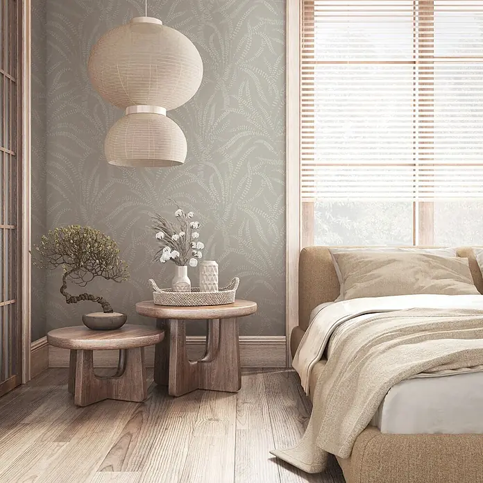 Marburg Vliestapete Novamur Oriana Floral - Grau-Beige, Floral, 10,05 x 0,53 m - Ruhiges Schlafzimmer mit beigefarbenem Bett, Holztischen, Bonsai und Farn-Tapete.